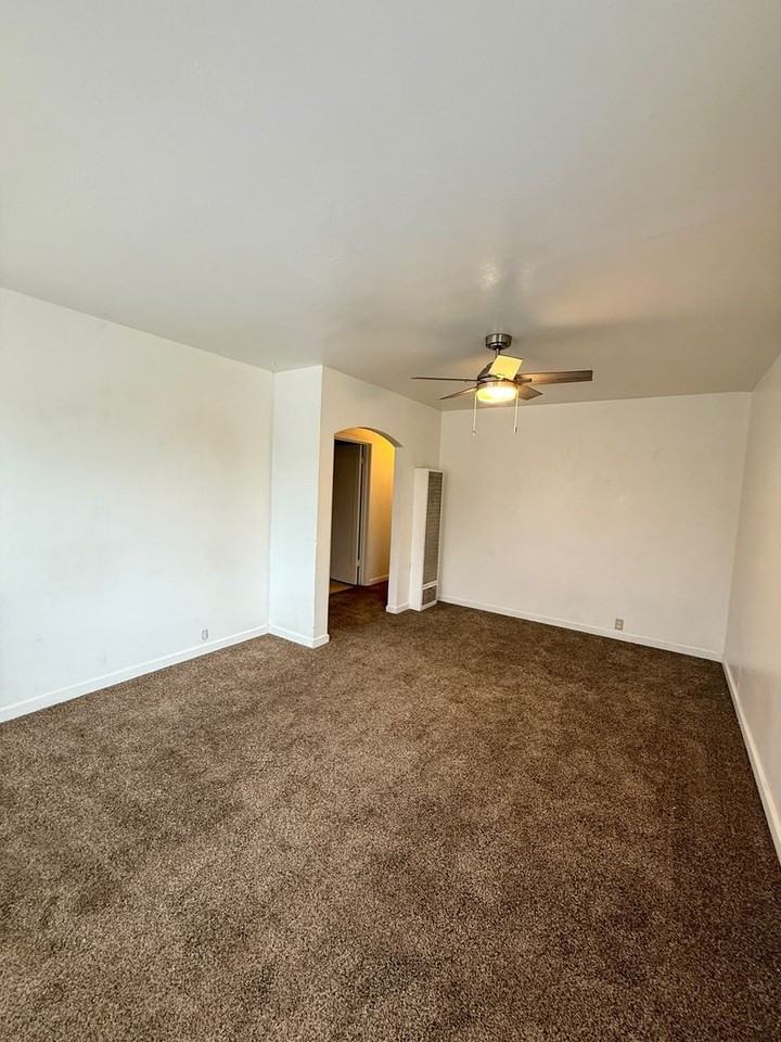 462 S Shasta St - Photo 2 of 11