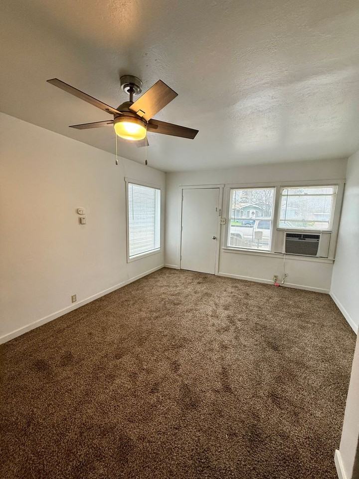 462 S Shasta St - Photo 3 of 11