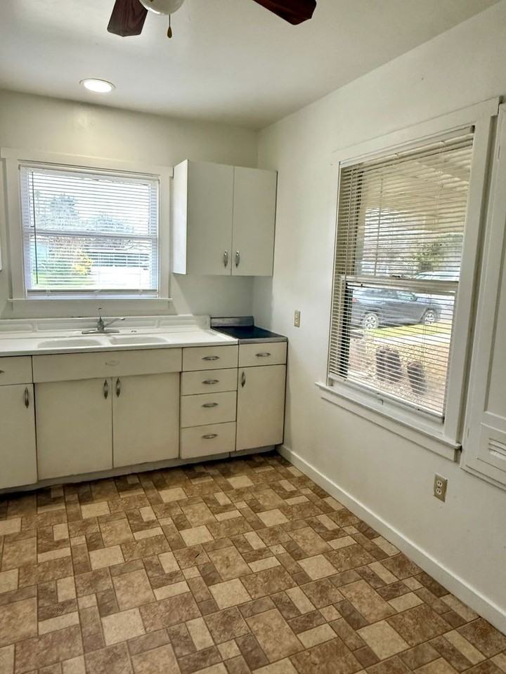 462 S Shasta St - Photo 4 of 11