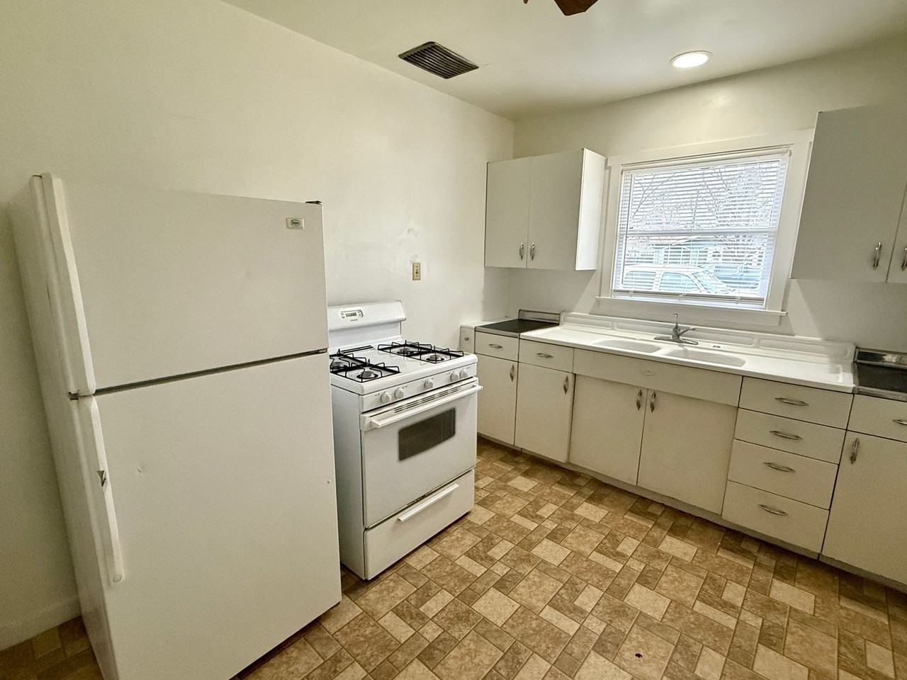 462 S Shasta St - Photo 5 of 11