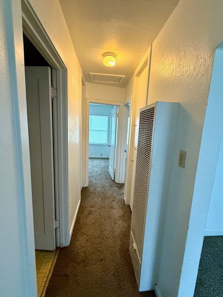462 S Shasta St - Photo 6 of 11
