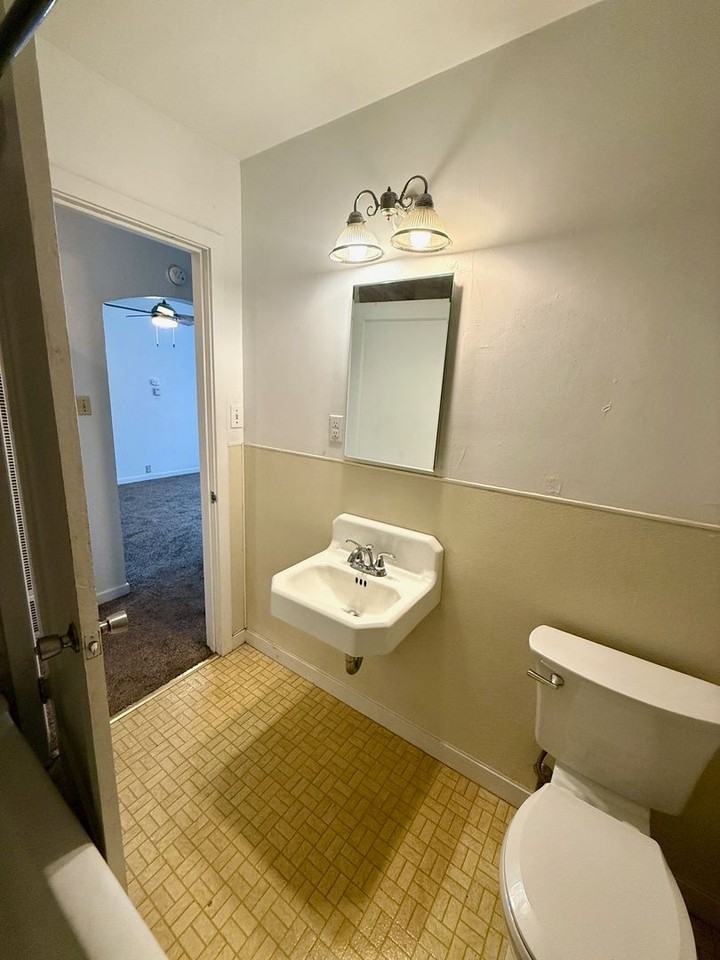 462 S Shasta St - Photo 7 of 11