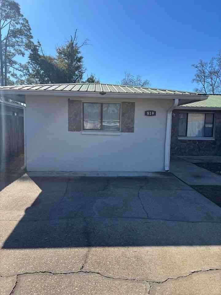 819 Bradley Cir - Photo 2 of 23