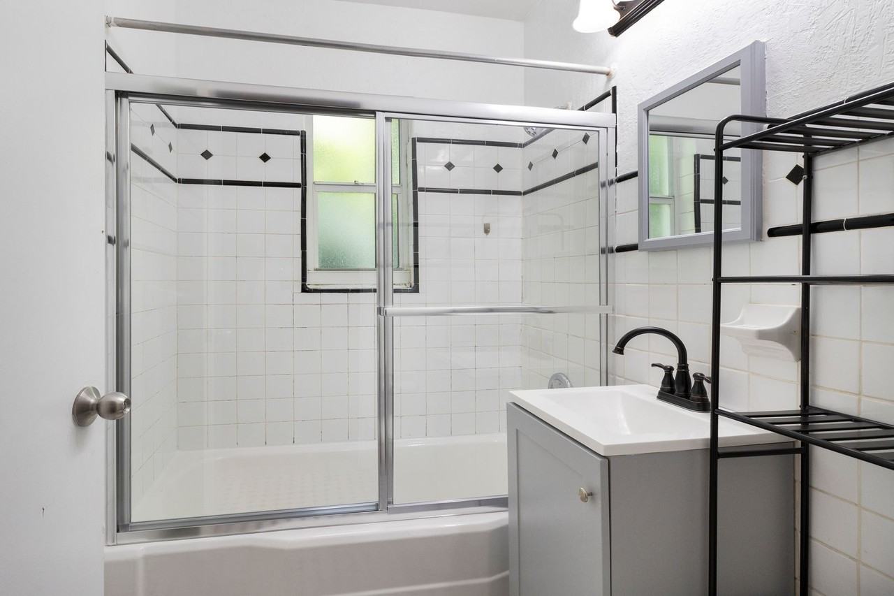 1525 Meridian Ave - Photo 7 of 9