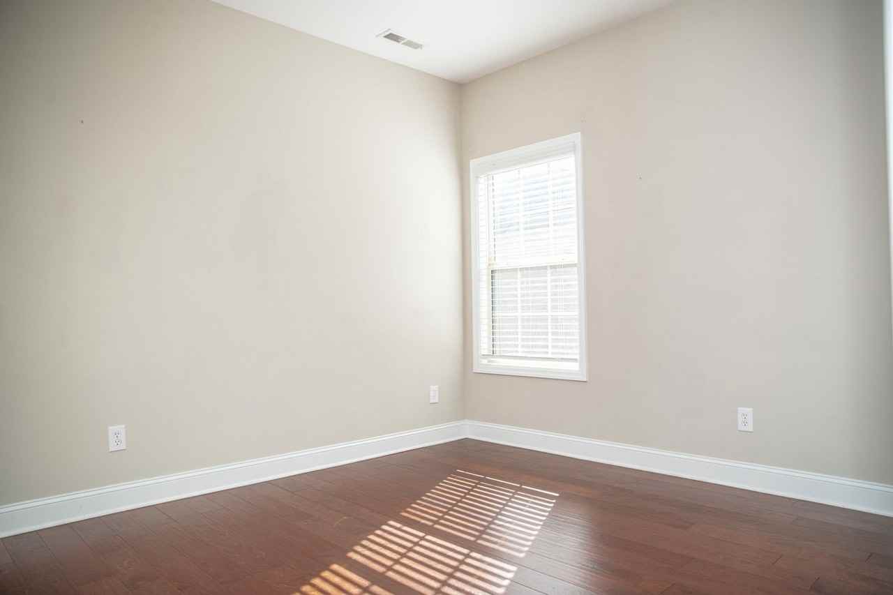 1433 Clearwater Dr Ne - Photo 5 of 11