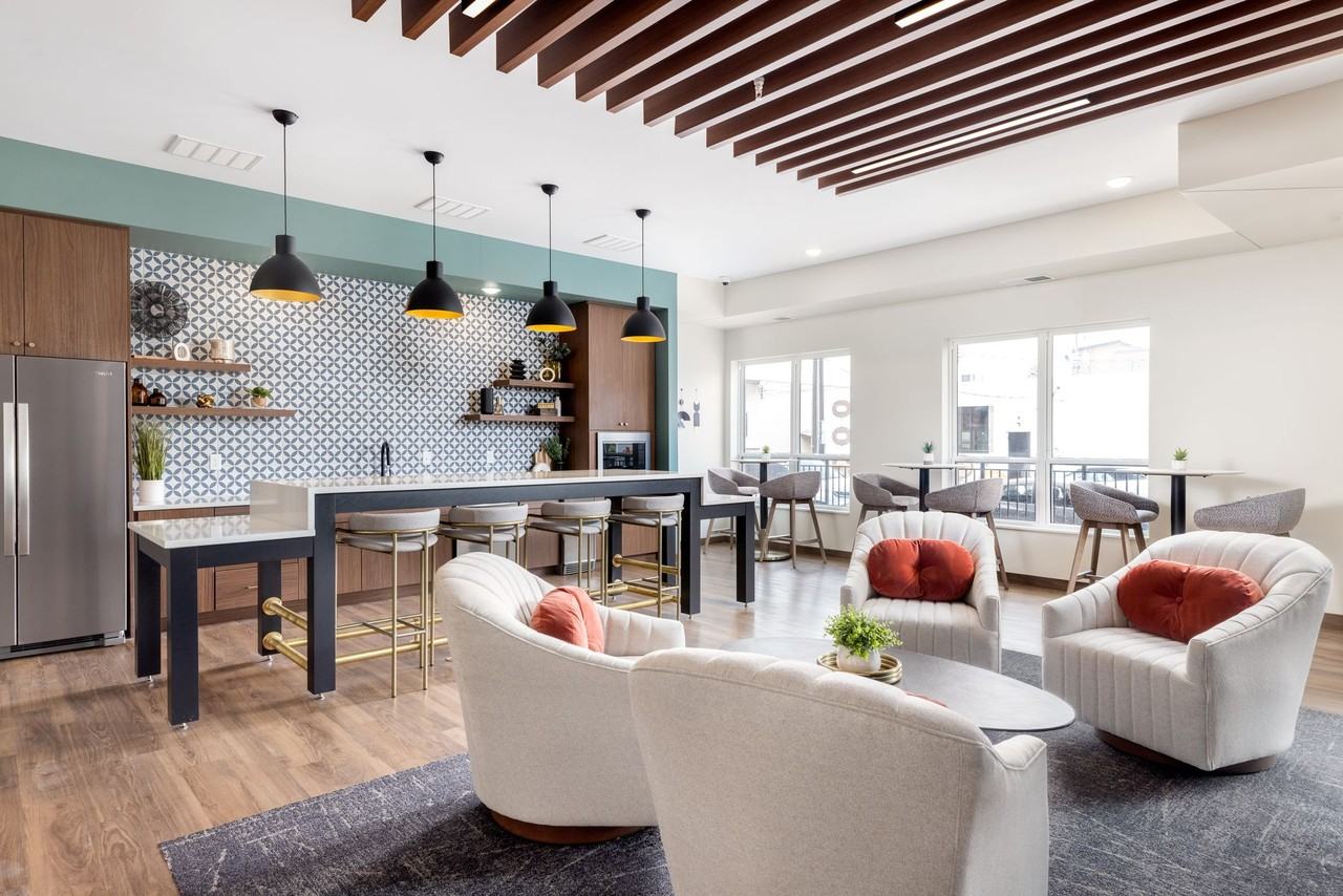 Ovation - Photo 4 of 50