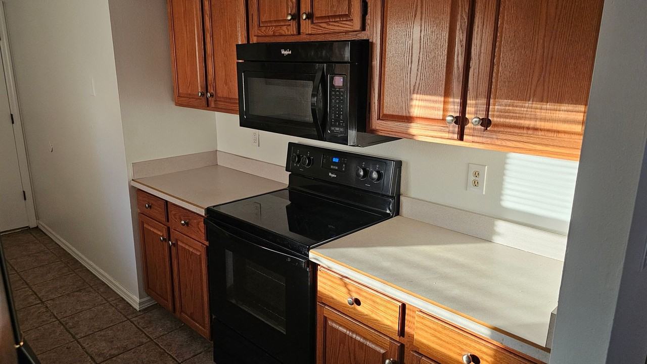 372 E Beach St - Photo 6 of 16