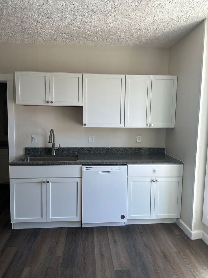 1024 Main St - Photo 2 of 9