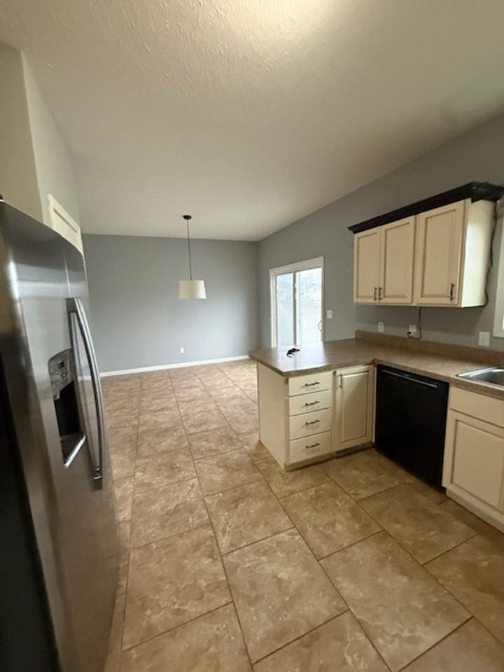 404 Dalhlia Dr - Photo 3 of 16