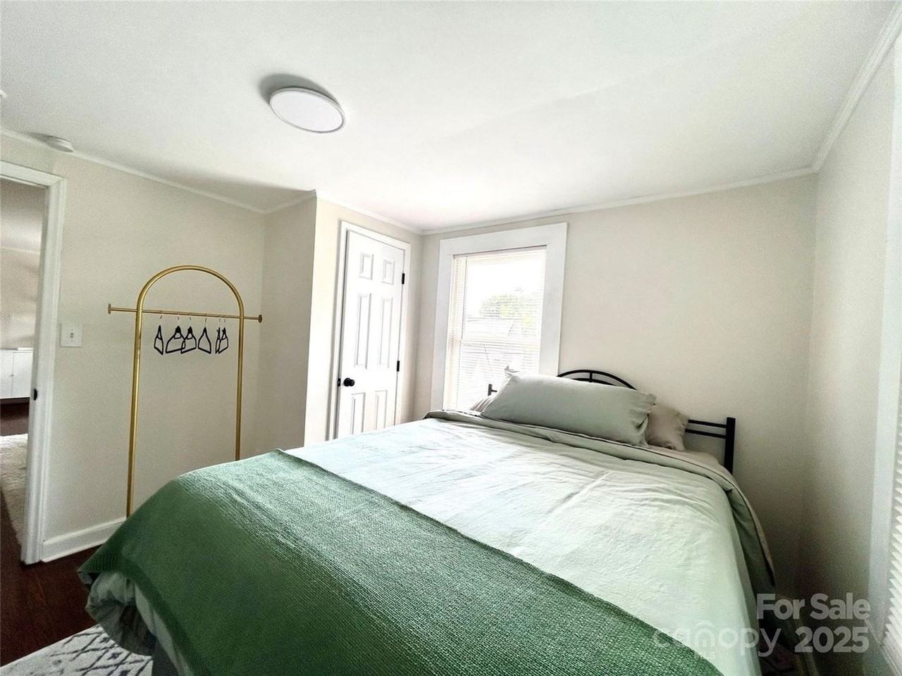 1034 Charles Ave - Photo 3 of 12