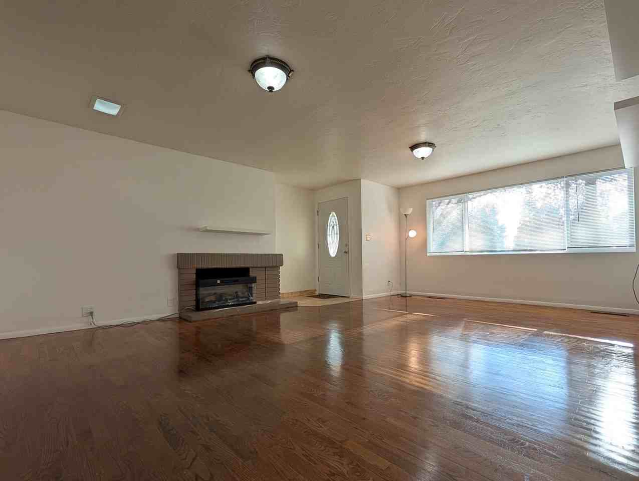 1370 I St - Photo 7 of 24