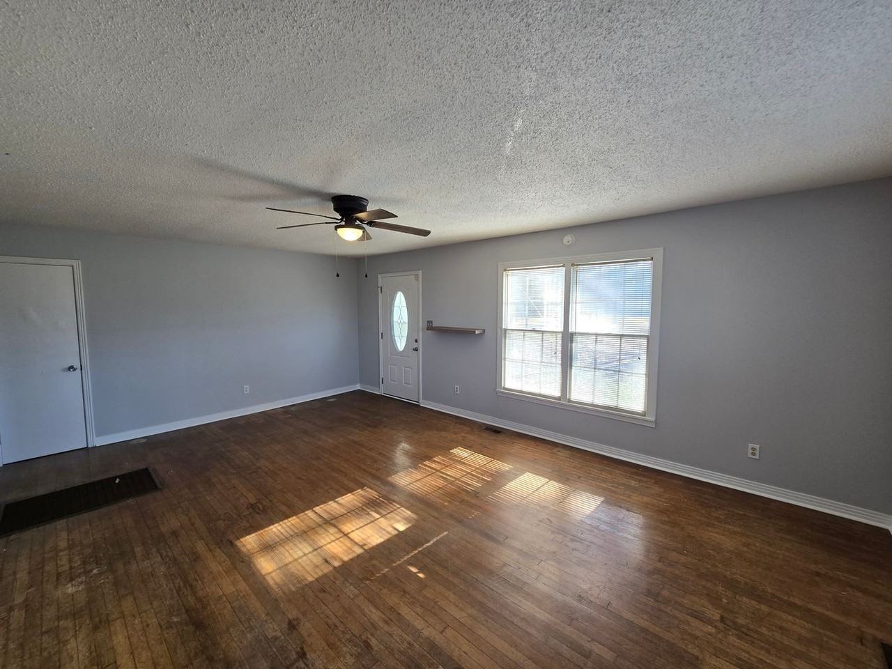 1041 Ryland Pike - Photo 2 of 7