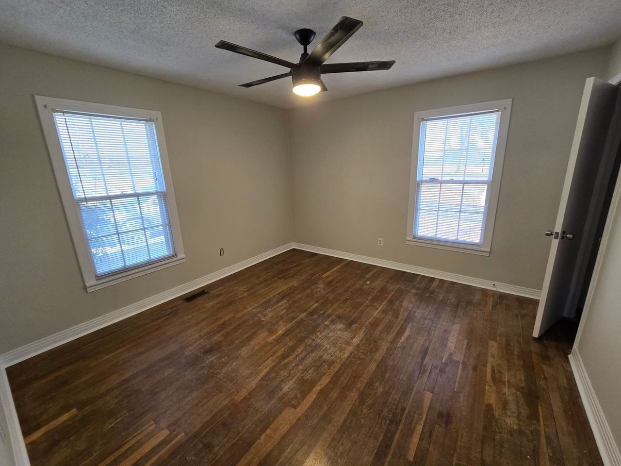 1041 Ryland Pike - Photo 4 of 7