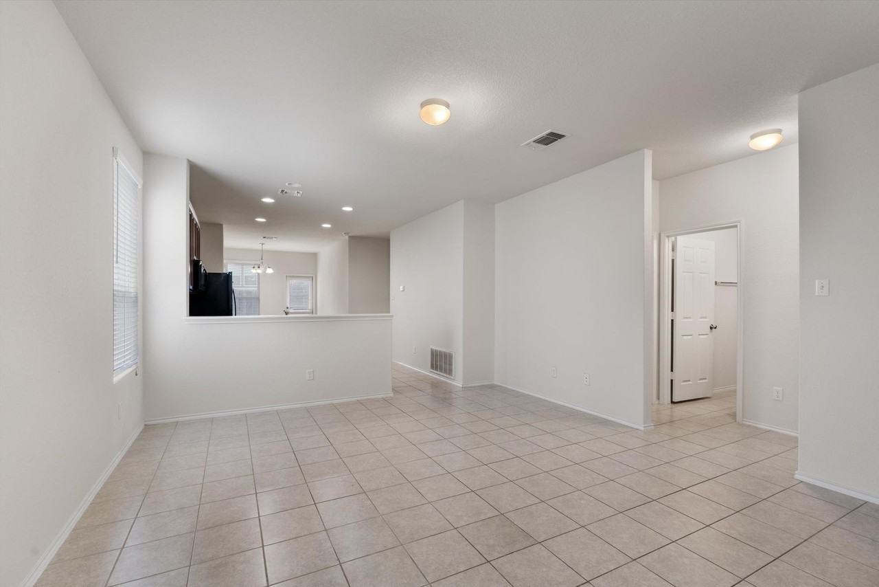 126 Boxwood Dr - Photo 4 of 28