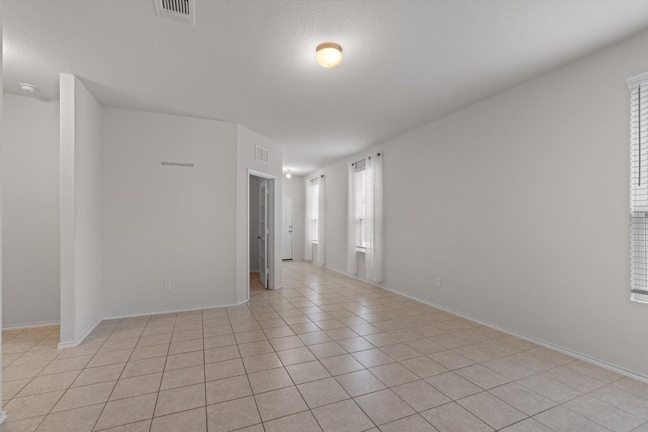 126 Boxwood Dr - Photo 5 of 28