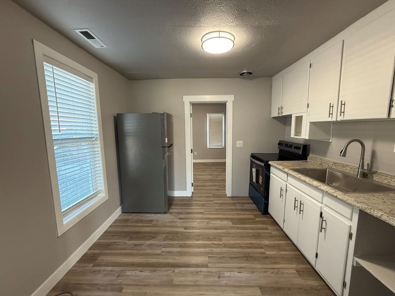 711 Methow St - Photo 4 of 7