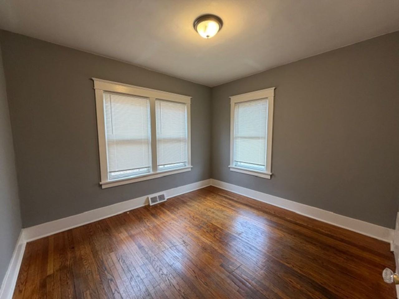 1025 Hornsby Ave - Photo 4 of 11