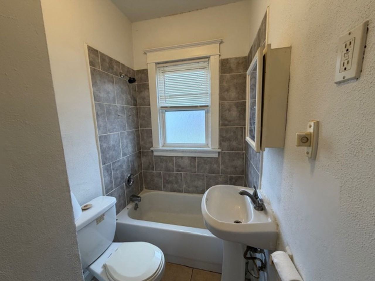 1025 Hornsby Ave - Photo 6 of 11