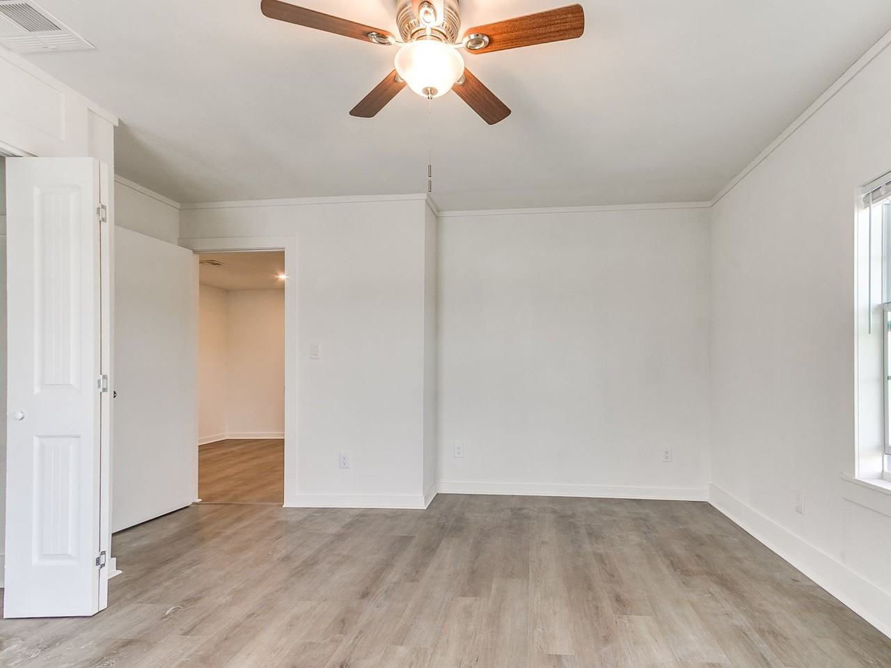 1812 W Noble Ave - Photo 7 of 50