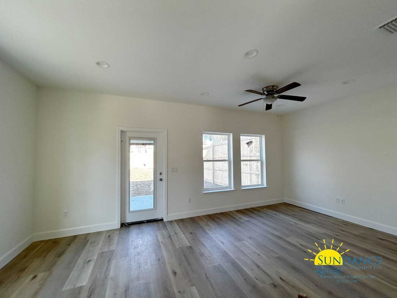 709 Woodlawn Ave Nw - Photo 4 of 19