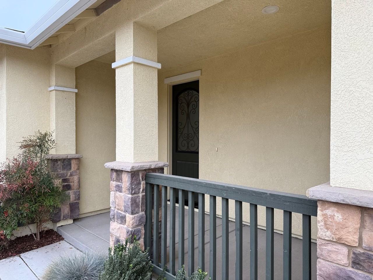 827 River Pointe Cir - Photo 2 of 50