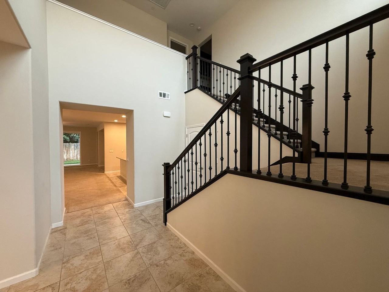 827 River Pointe Cir - Photo 5 of 50