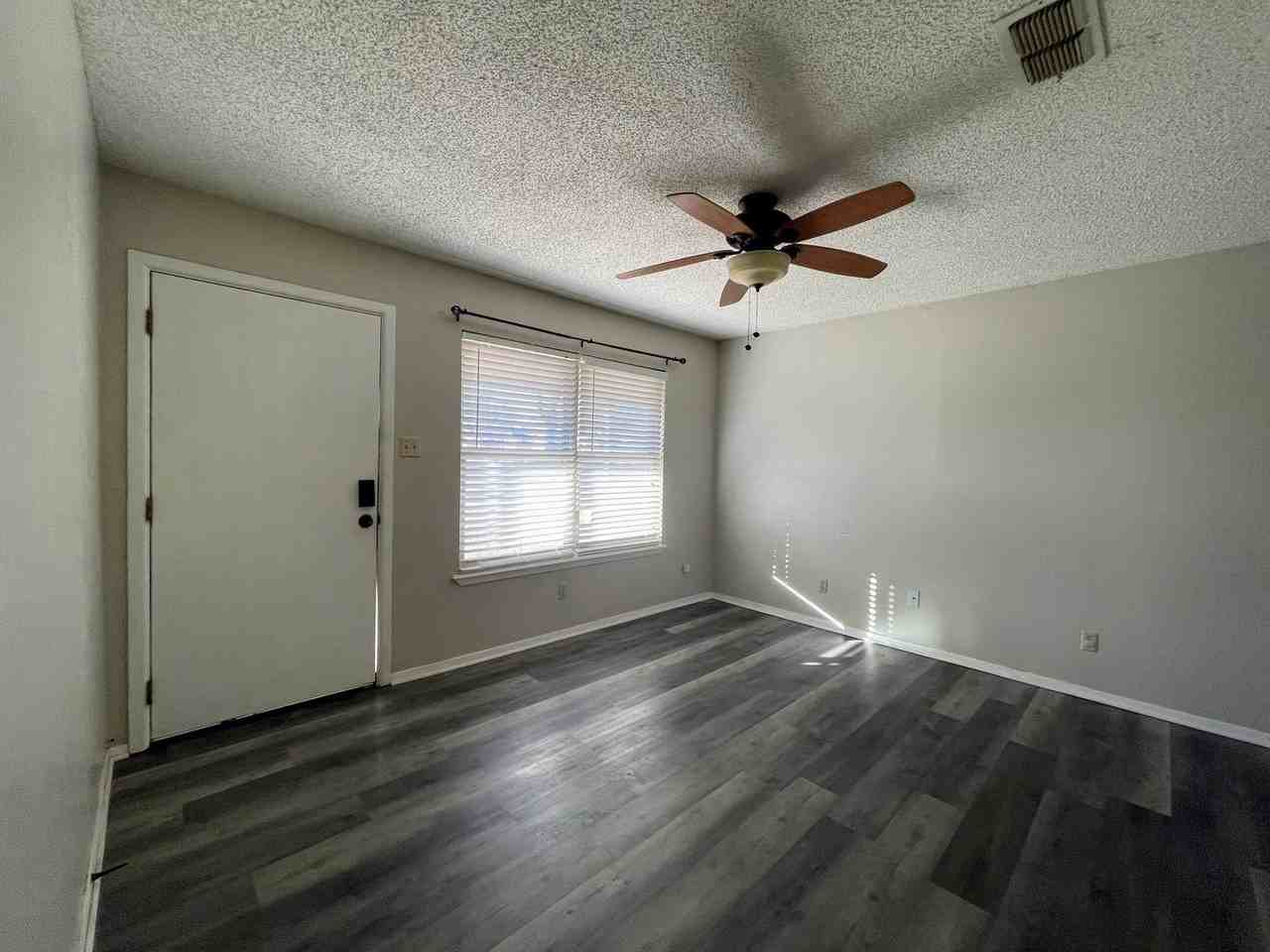 1907 29th St - Photo 4 of 15