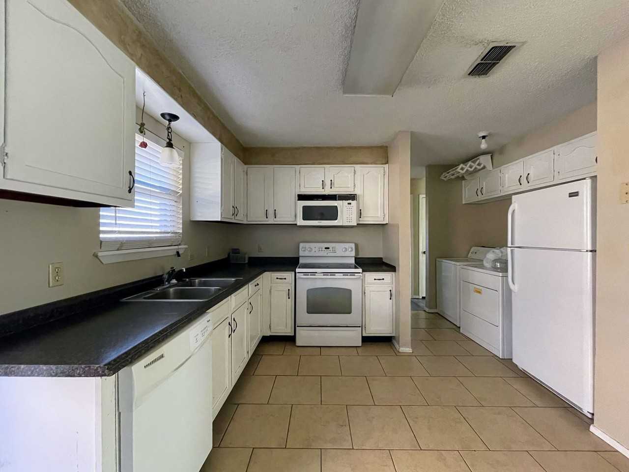 1907 29th St - Photo 6 of 15