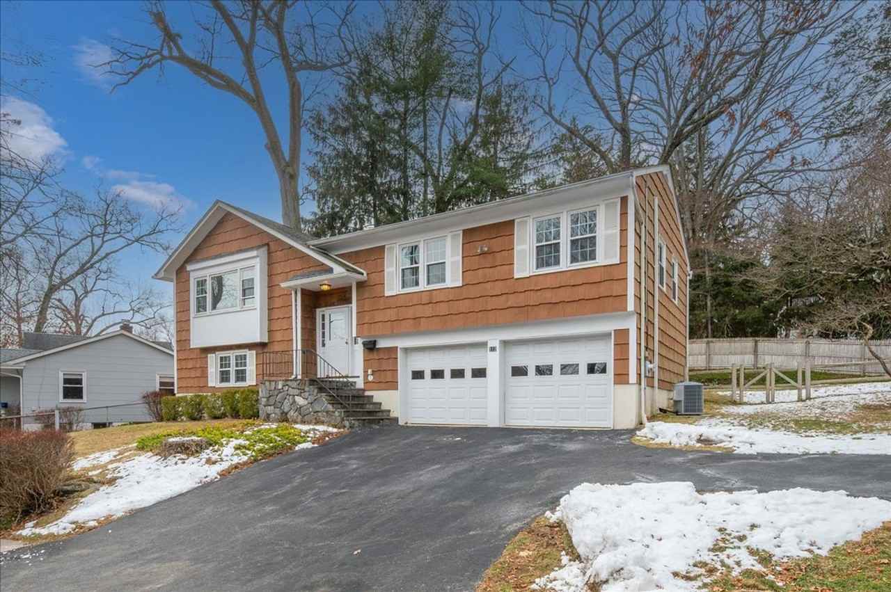 112 Old Post Rd S - Photo 2 of 39