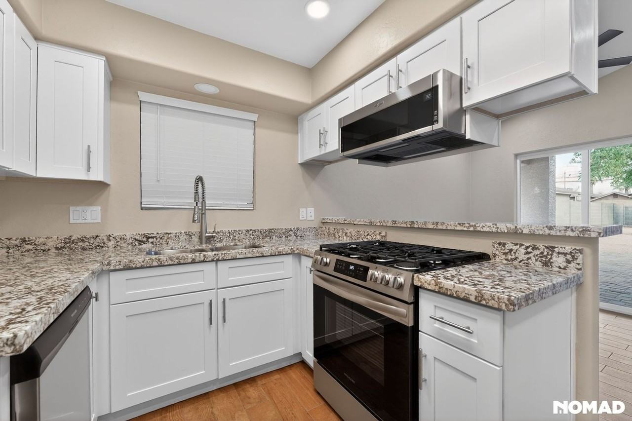 302 N Cameron Ave - Photo 2 of 32