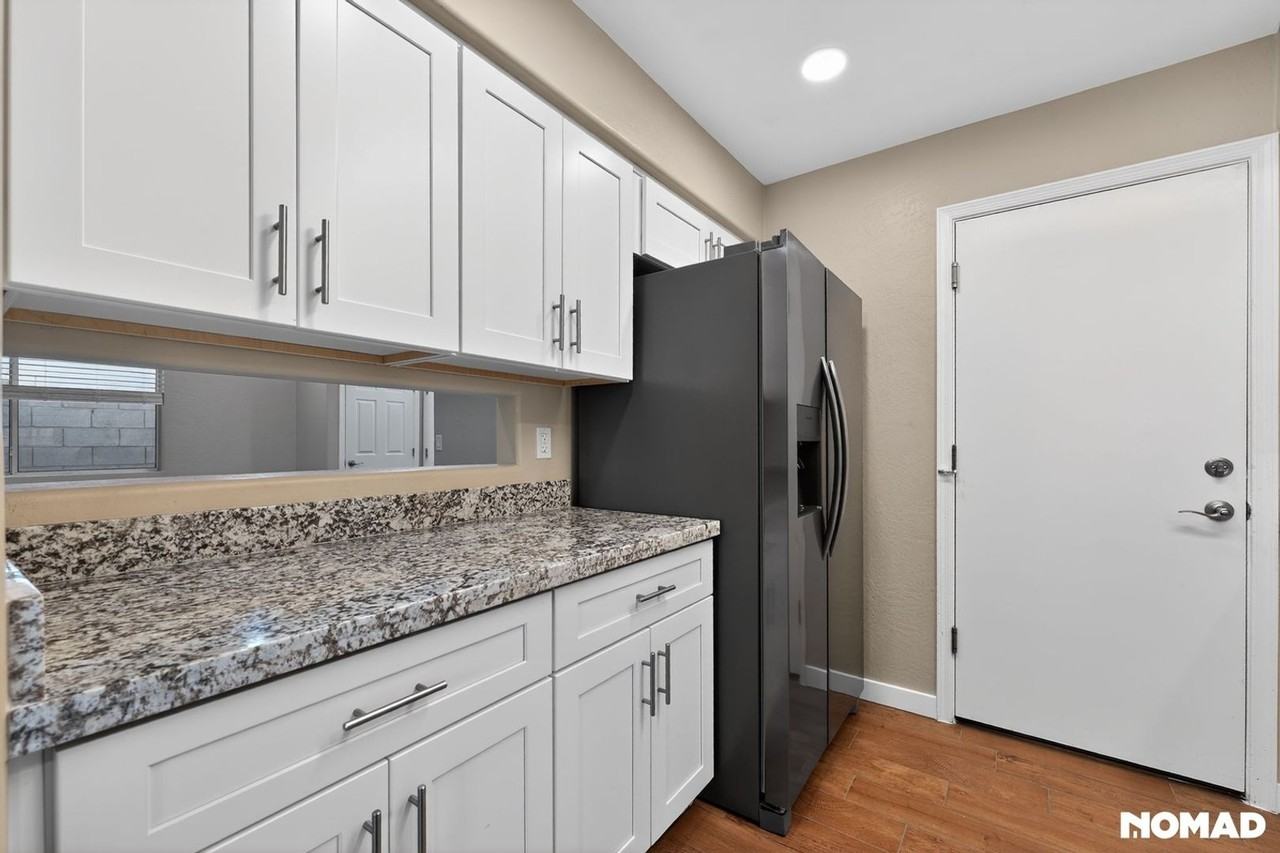 302 N Cameron Ave - Photo 3 of 32