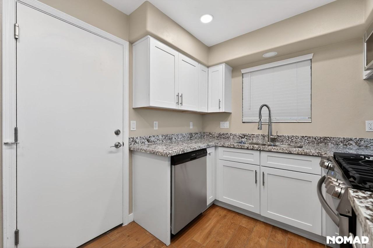 302 N Cameron Ave - Photo 4 of 32