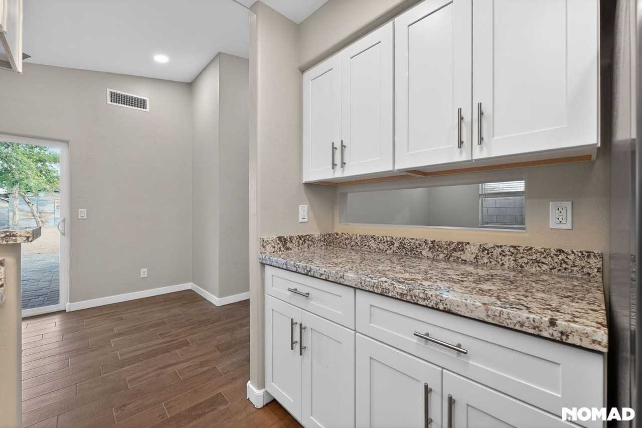 302 N Cameron Ave - Photo 5 of 32