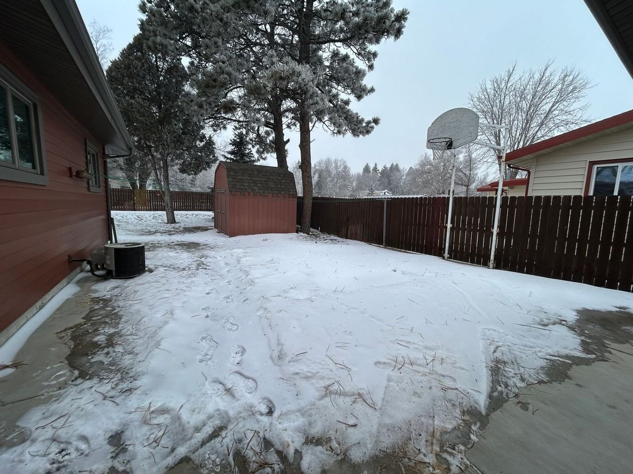 1043 12th Ave W - Photo 4 of 4