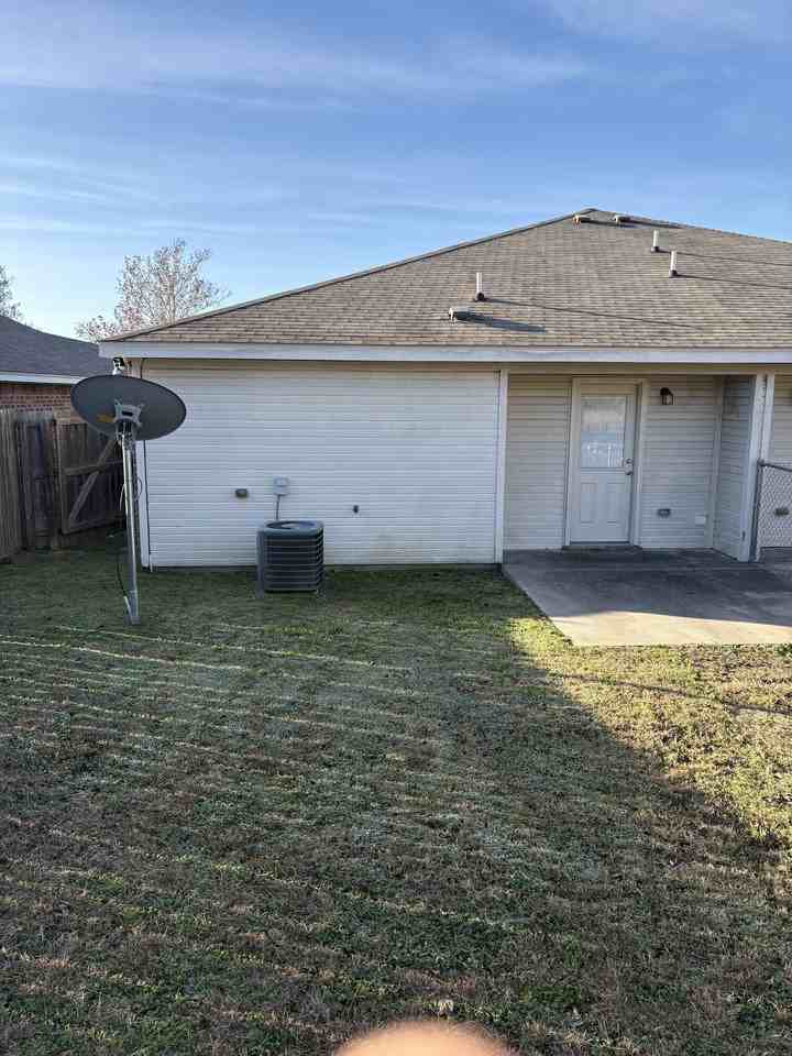 911 Rosewood Dr #B - Photo 3 of 19