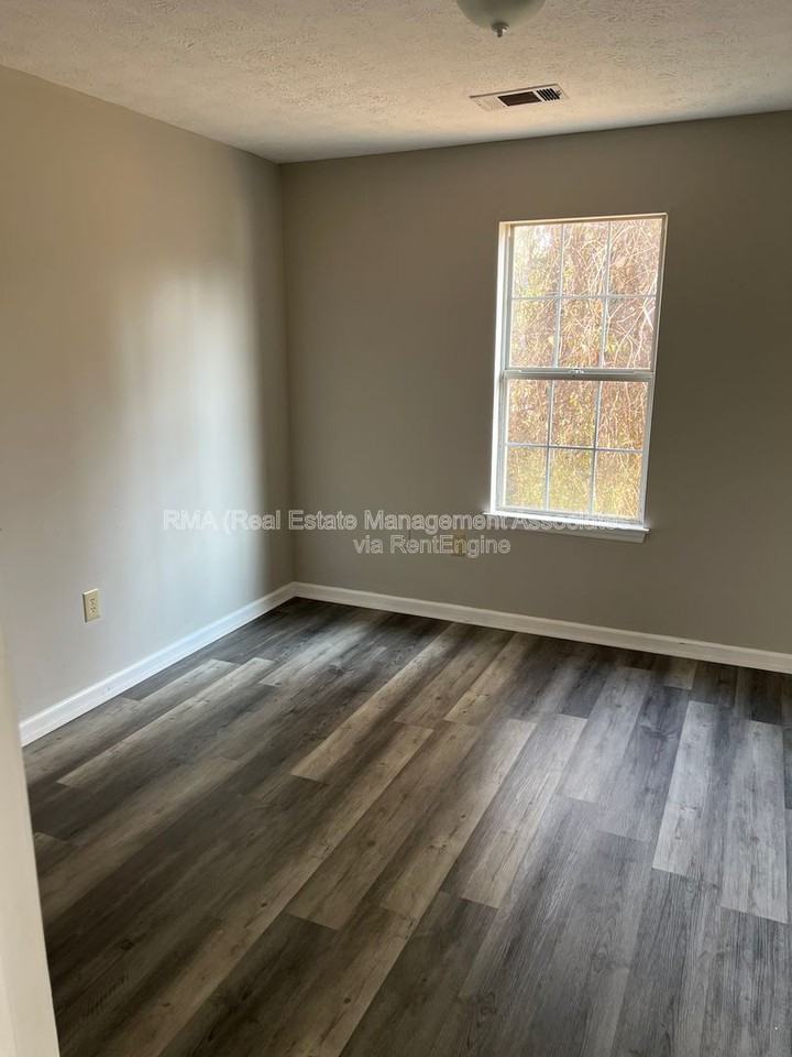 201 Grove Pl - Photo 3 of 8