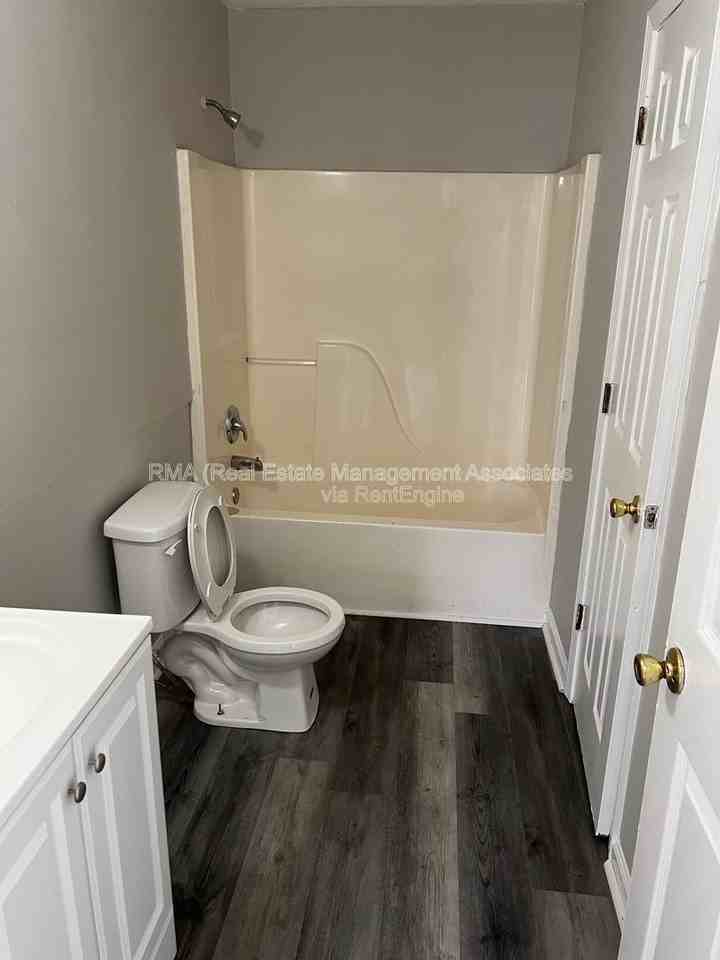 201 Grove Pl - Photo 5 of 8