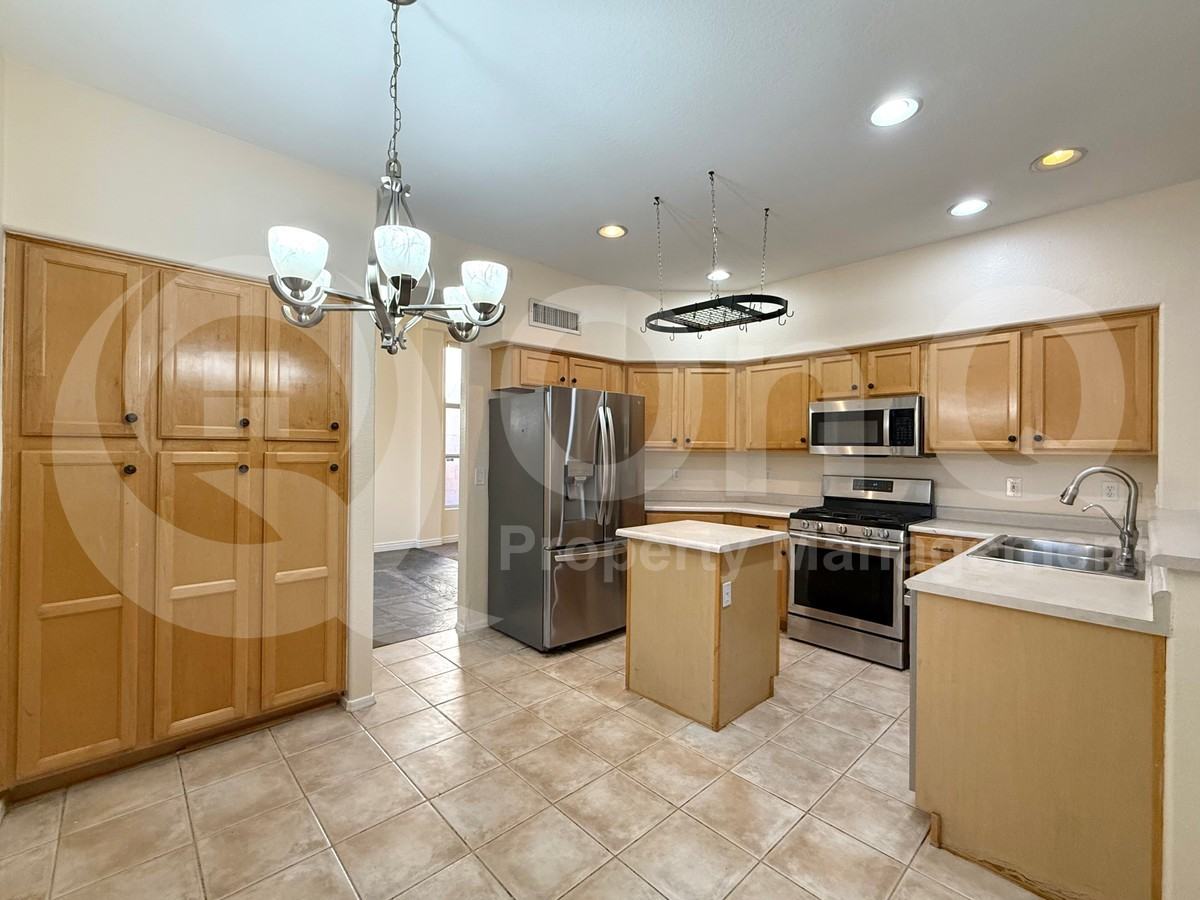 1920 S Saddle St - Photo 4 of 38