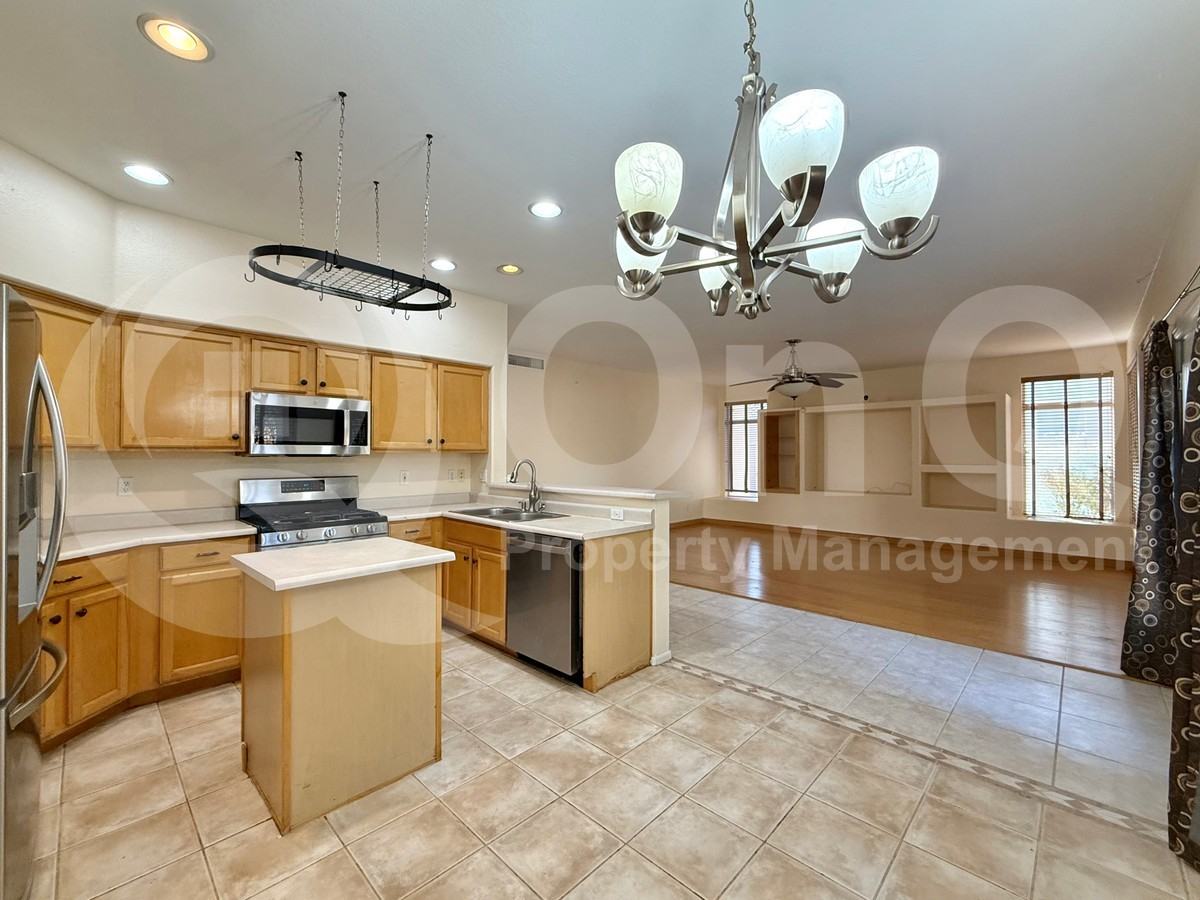 1920 S Saddle St - Photo 5 of 38