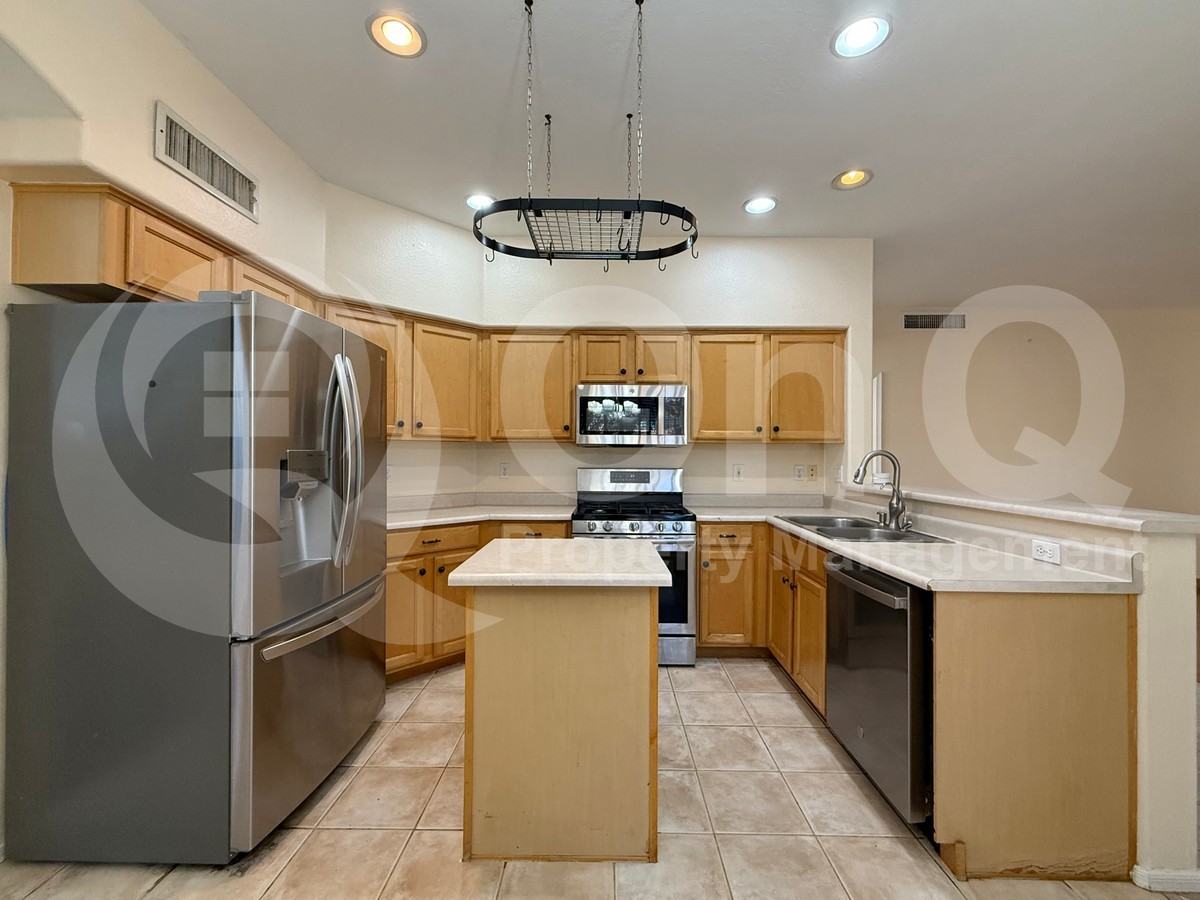 1920 S Saddle St - Photo 6 of 38