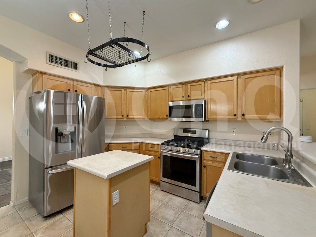 1920 S Saddle St - Photo 7 of 38