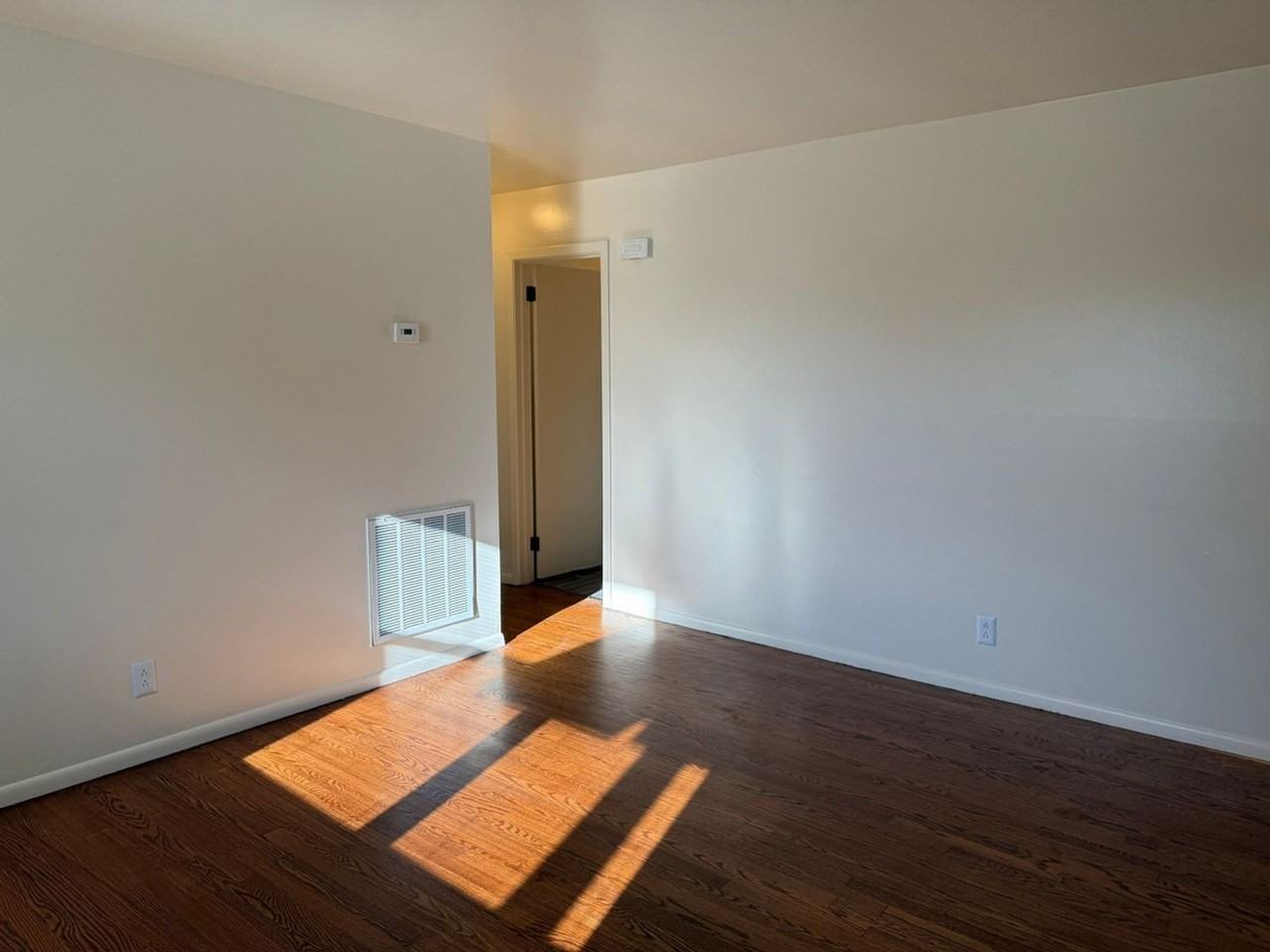 1025 W Parkway Ave - Photo 2 of 20