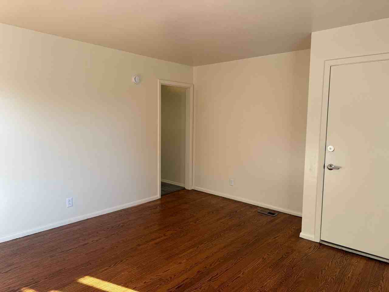 1025 W Parkway Ave - Photo 3 of 20