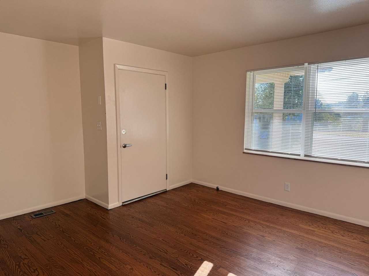 1025 W Parkway Ave - Photo 4 of 20