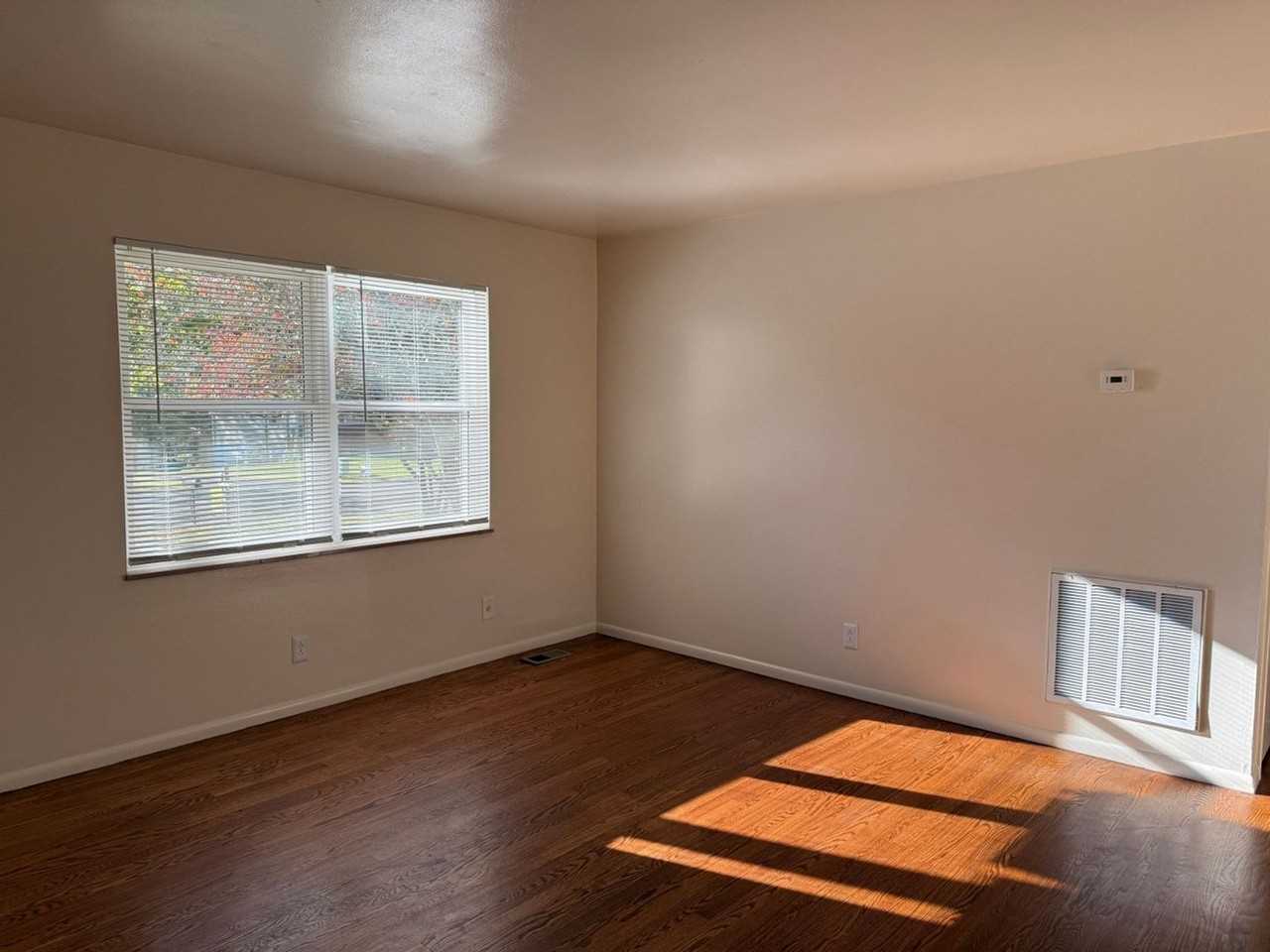 1025 W Parkway Ave - Photo 5 of 20