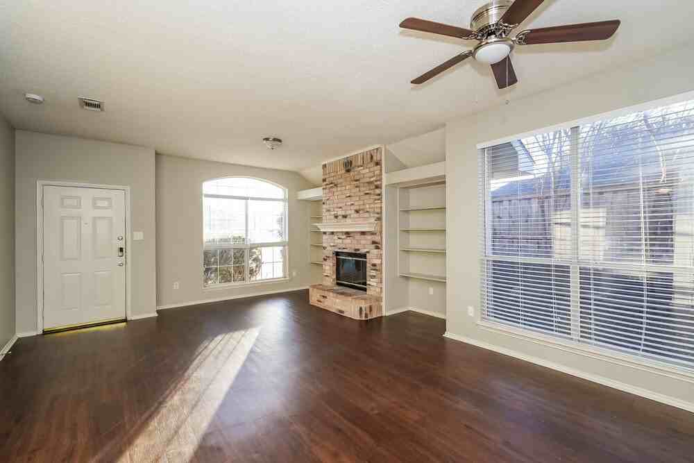 903 Crestwood Dr - Photo 4 of 16