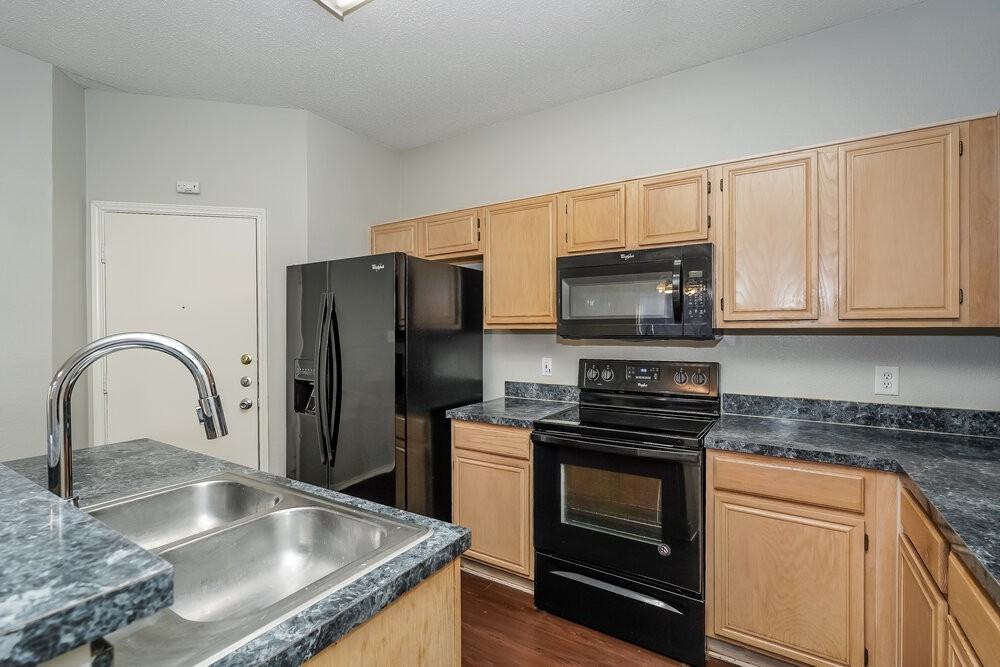 903 Crestwood Dr - Photo 7 of 16