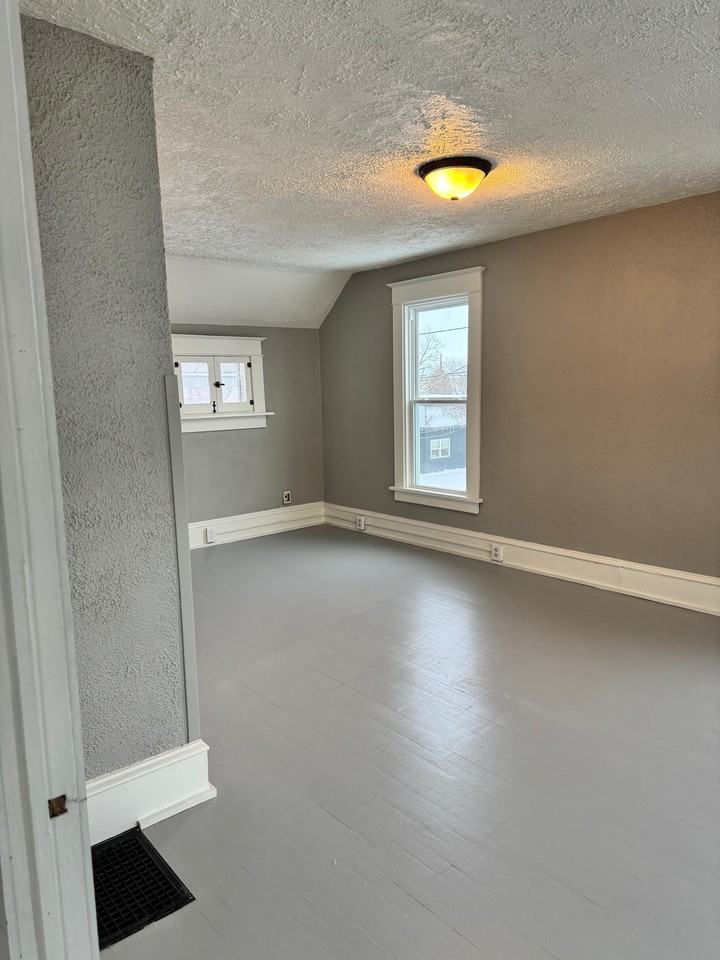 1213 N Main St - Photo 5 of 14
