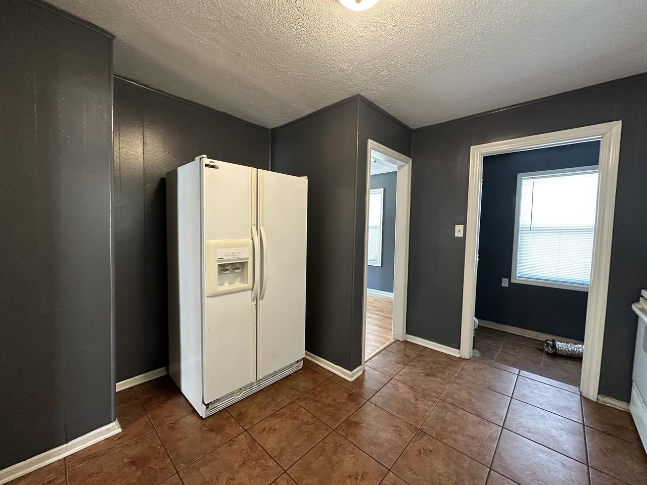 1332 N Erie Ave - Photo 7 of 31