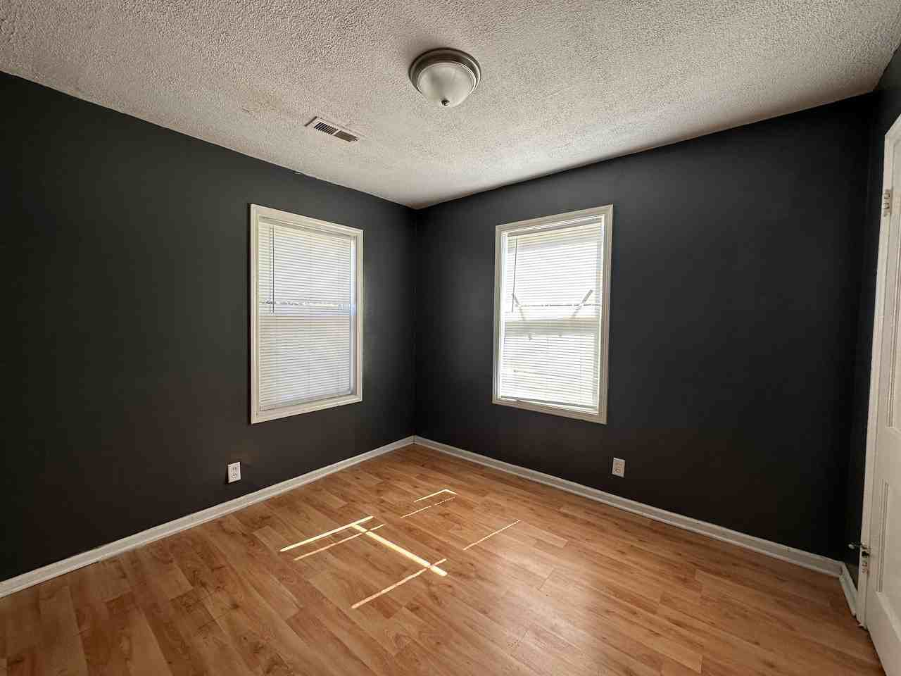 1332 N Erie Ave - Photo 4 of 31